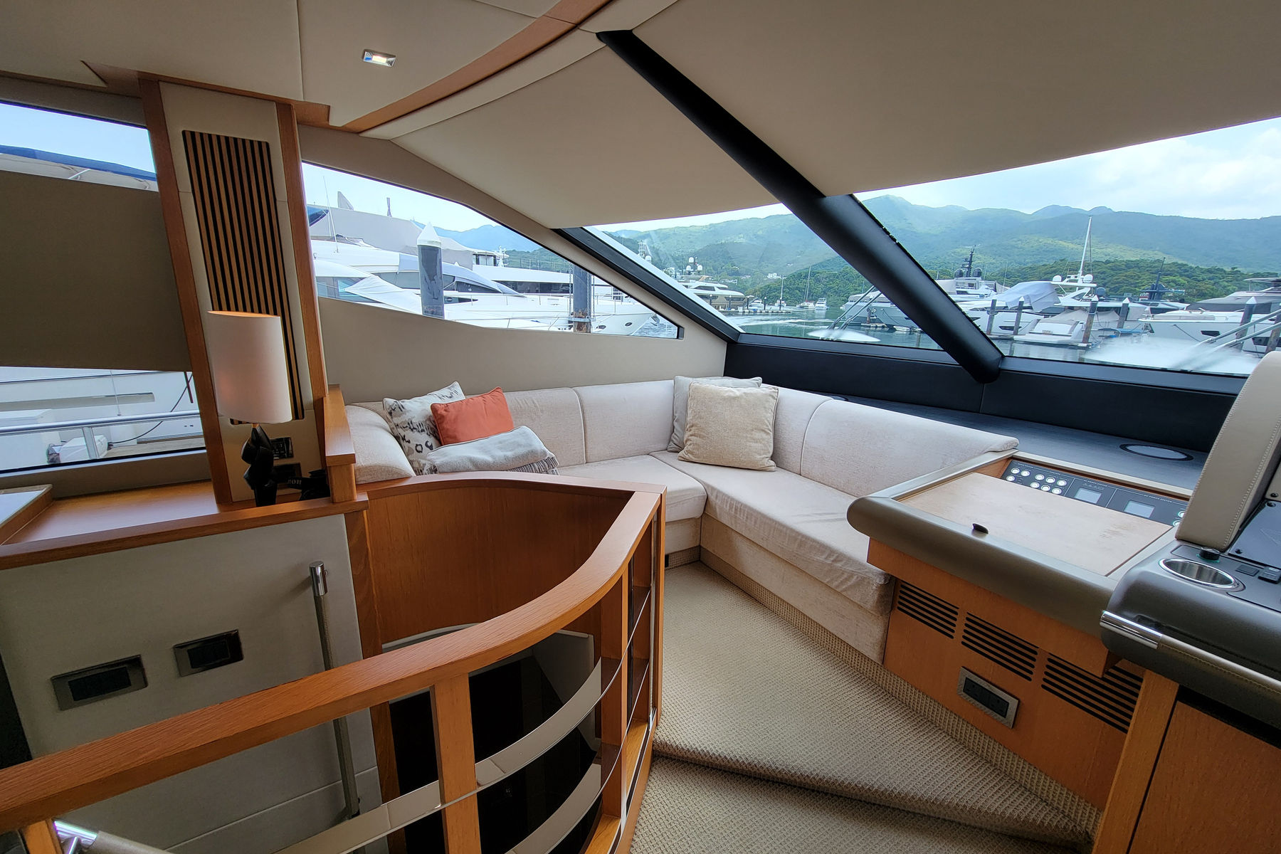 Sunseeker Manhattan 73 exterior, interior and detail view 7