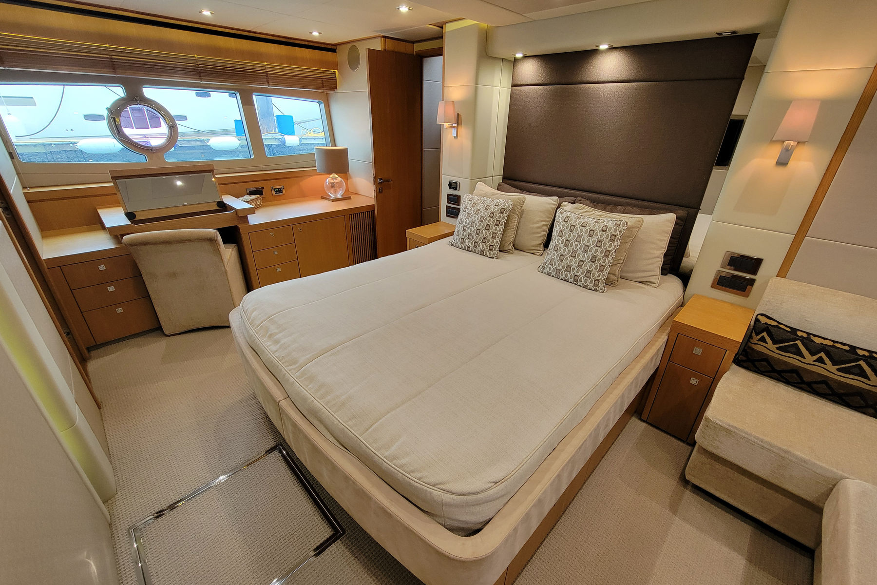Sunseeker Manhattan 73 exterior, interior and detail view 11