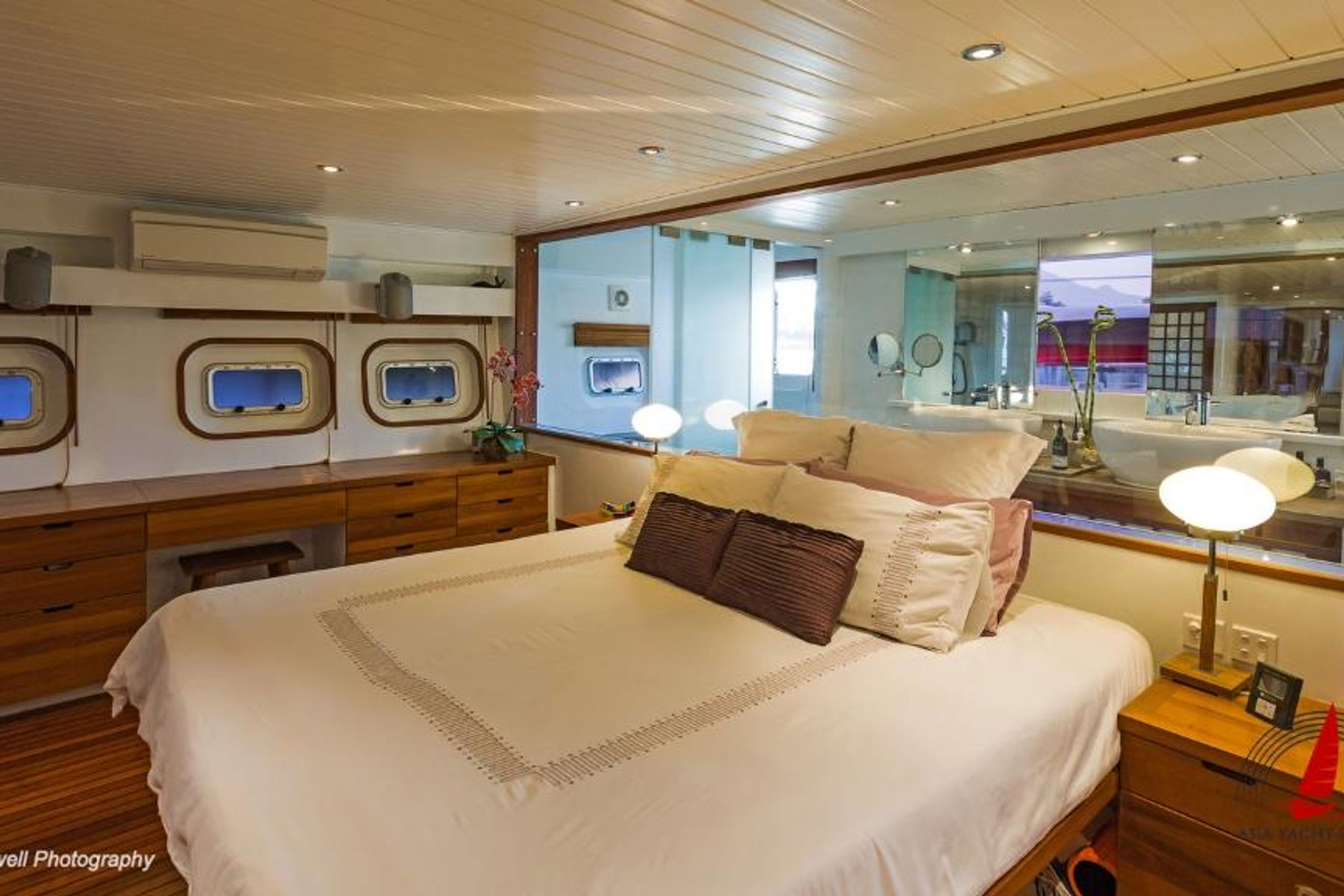 Bondway exterior, interior and detail view 5
