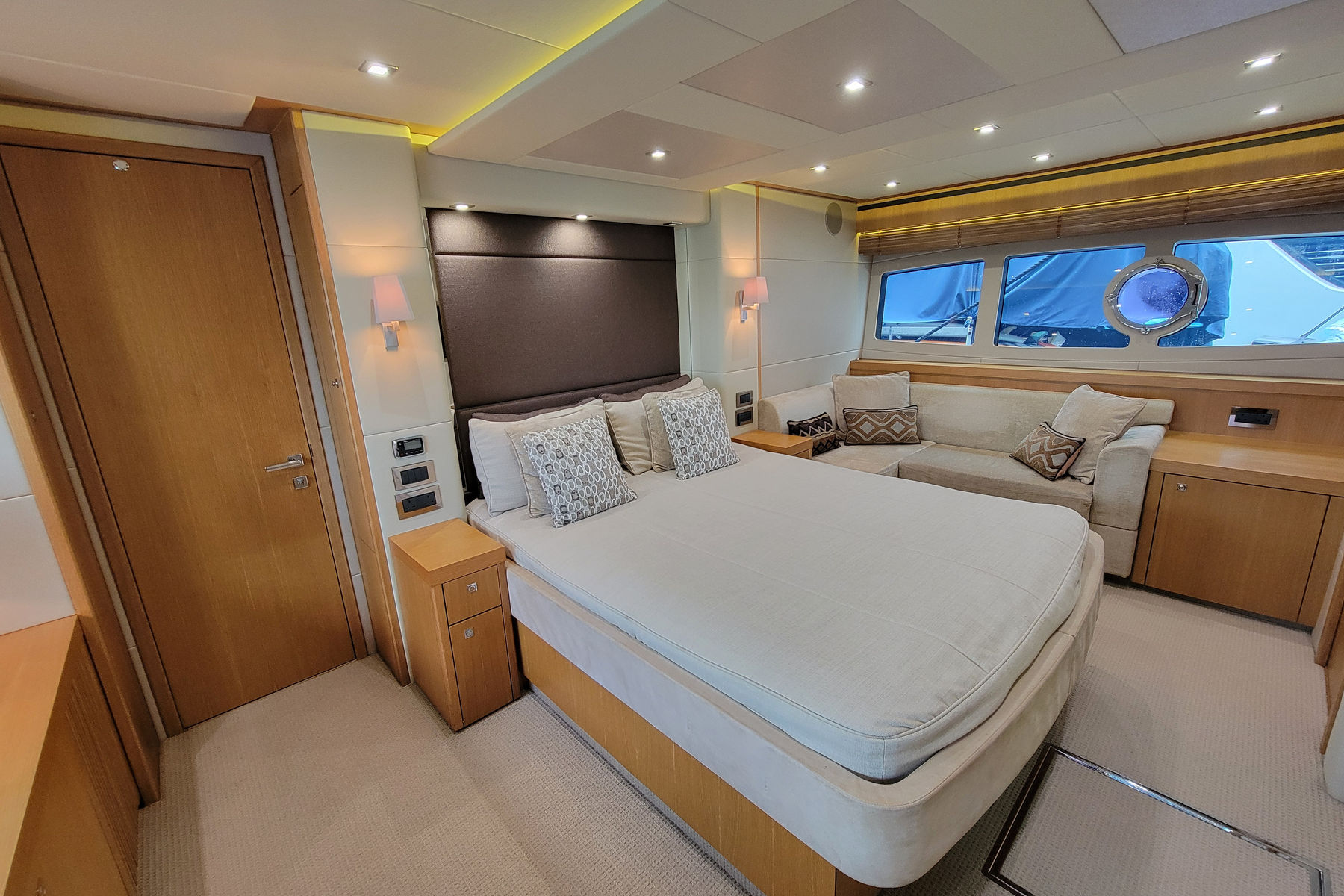 Sunseeker Manhattan 73 exterior, interior and detail view 10