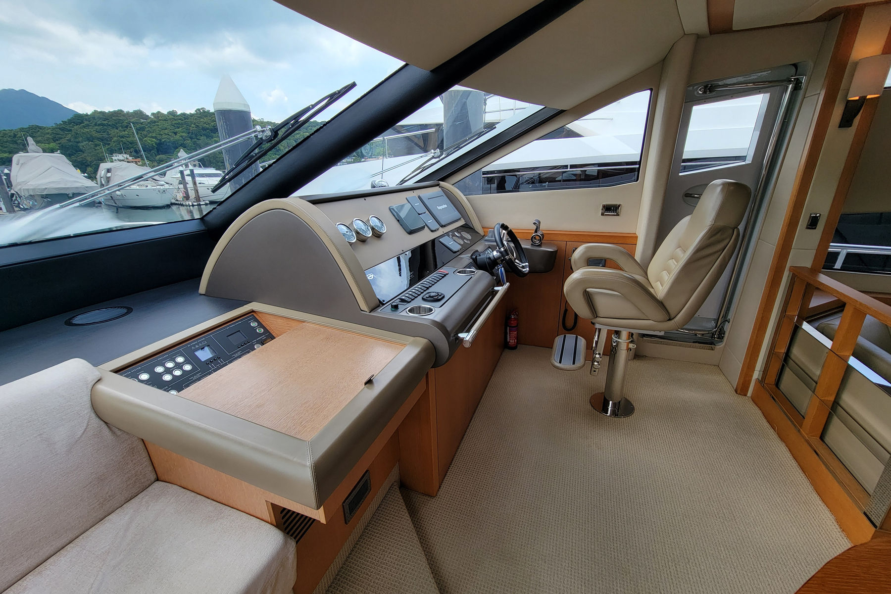 Sunseeker Manhattan 73 exterior, interior and detail view 8