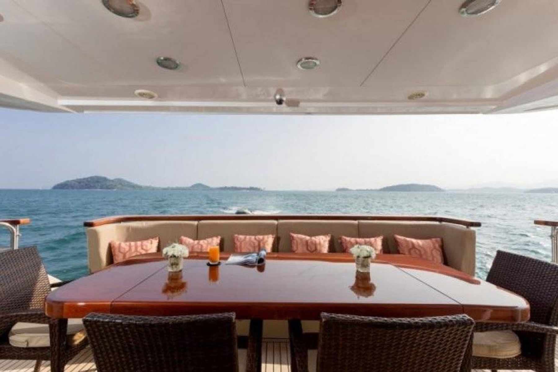 Mia Kai exterior, interior and detail view 4