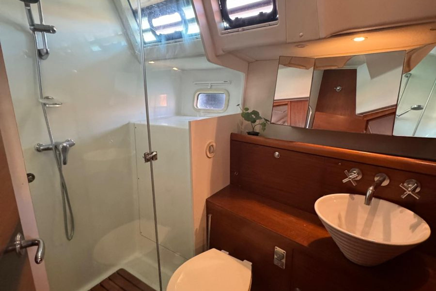 Pilot Saloon 47 exterior, interior and detail view 8