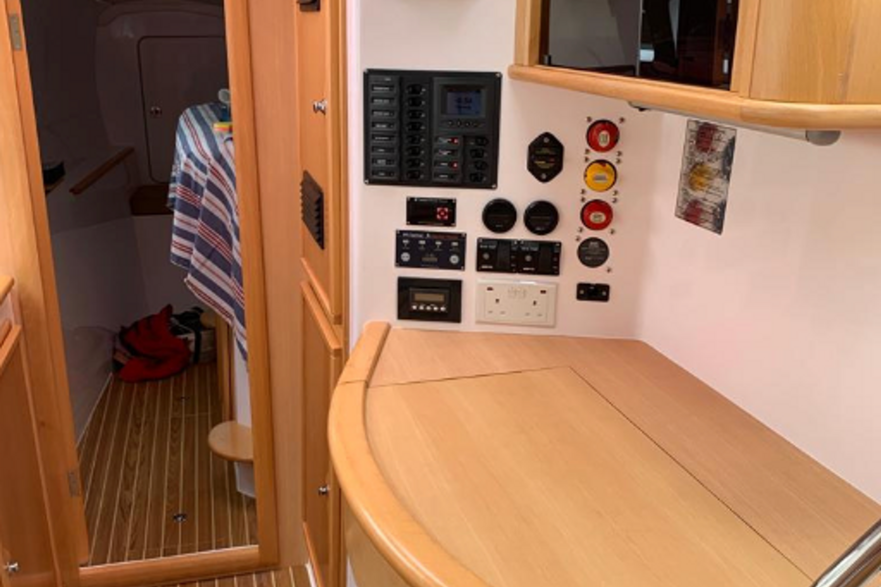 Seawind 1160 exterior, interior and detail view 12