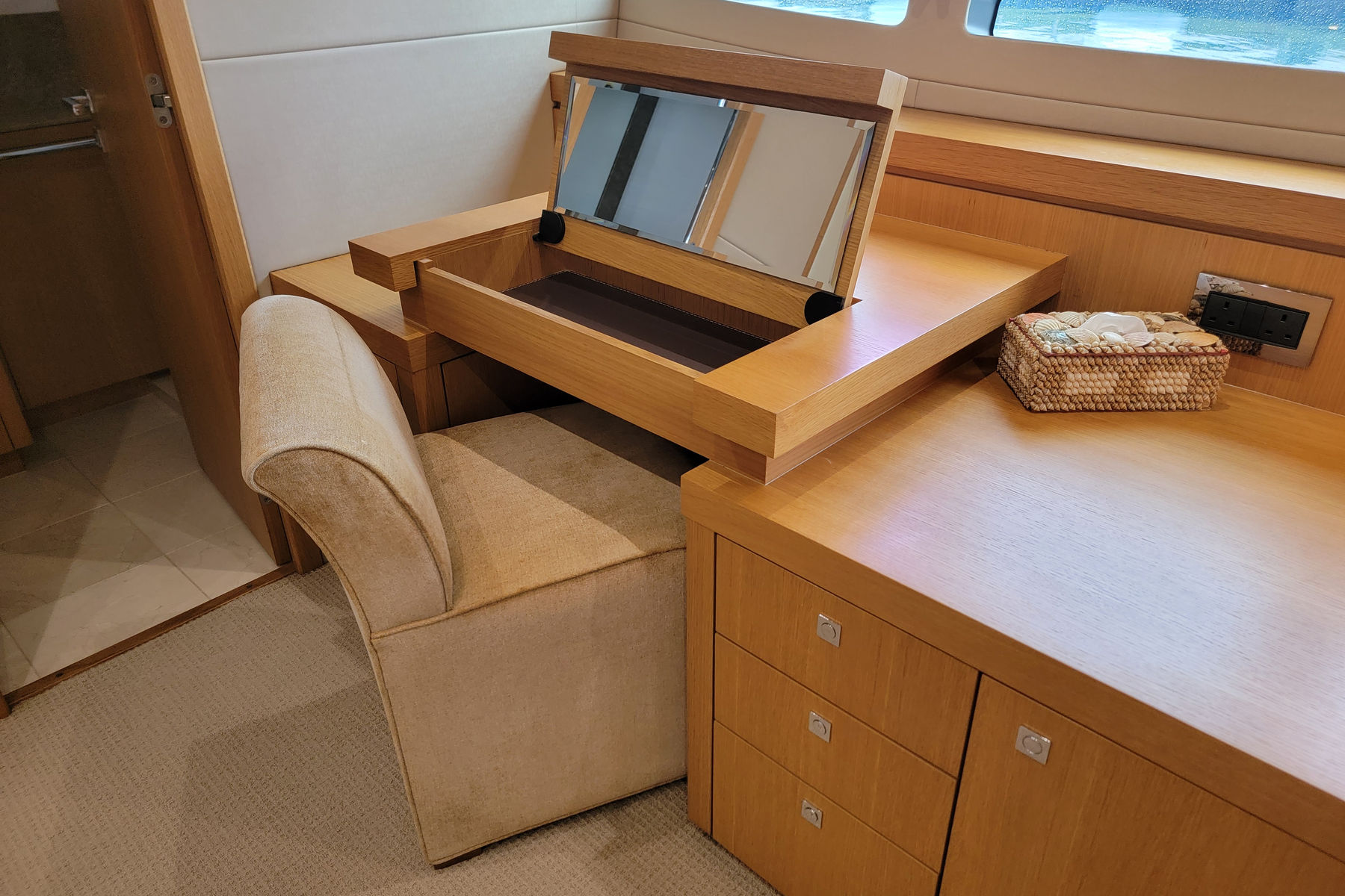 Sunseeker Manhattan 73 exterior, interior and detail view 12