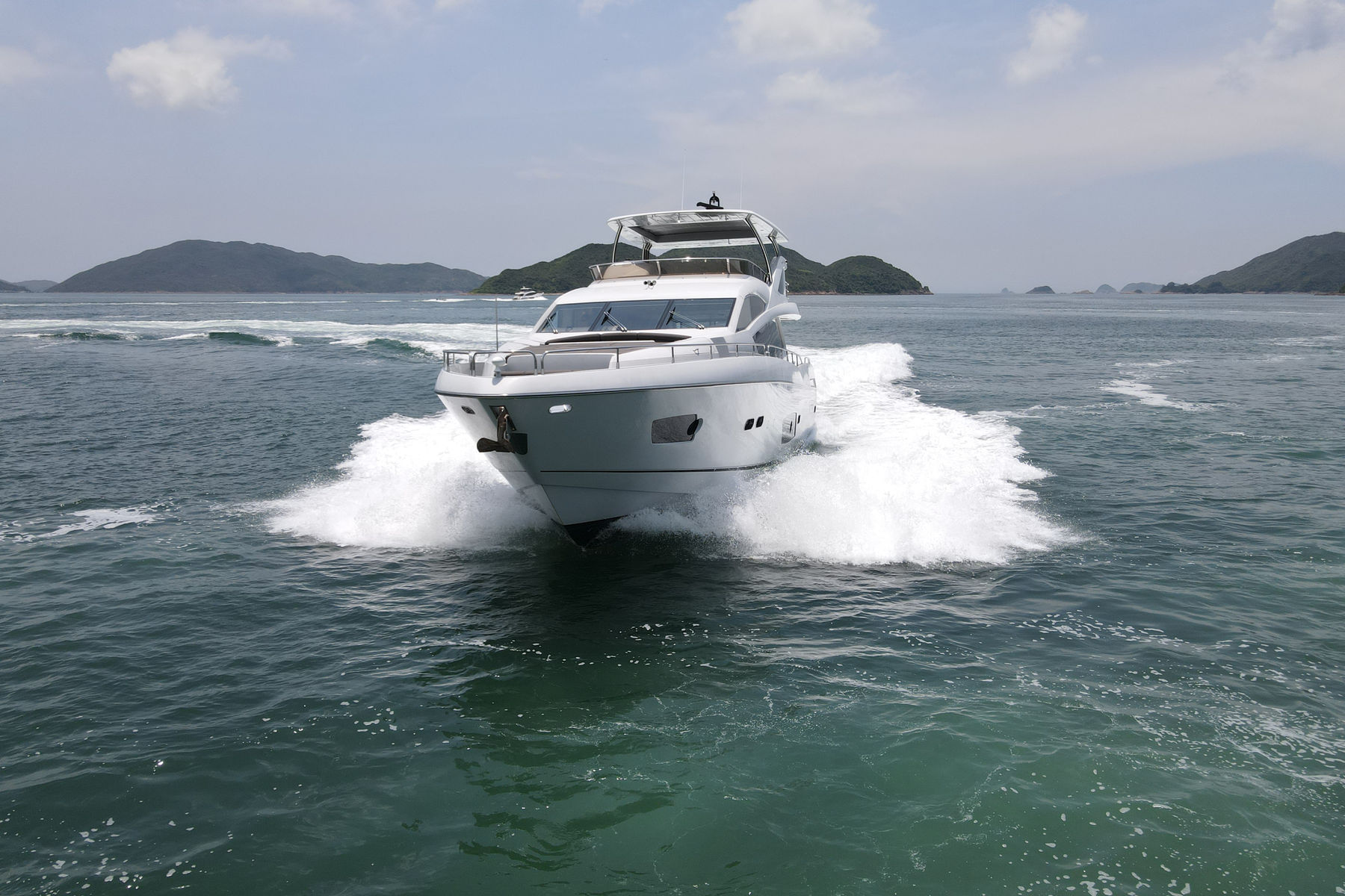 Sunseeker Manhattan 73 exterior, interior and detail view 1