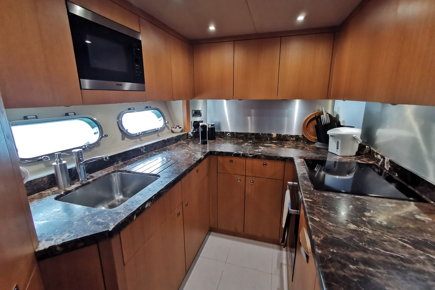 Sunseeker Manhattan 73 exterior, interior and detail view 9